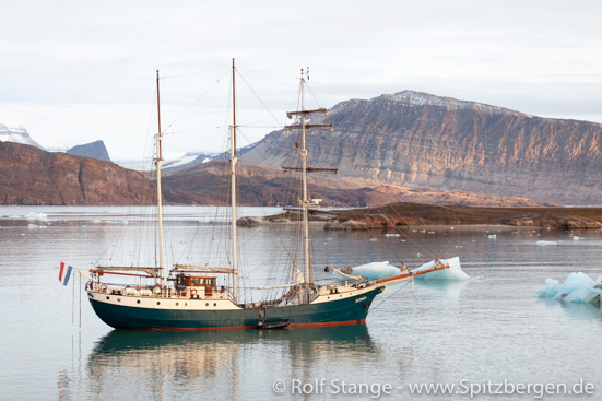 Under sails to Spitsbergen’s glaciers: SV Antigua in Kongsfjord